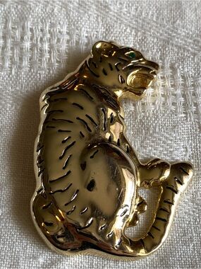 Vintage Sitting Tiger Brooch Pin